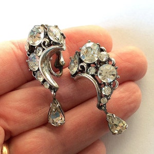 Vintage clip on earrings by LISNER. Clear rhinestones silver tone metal set earrings question mark shaped. Original 1950s! – cod. A406a