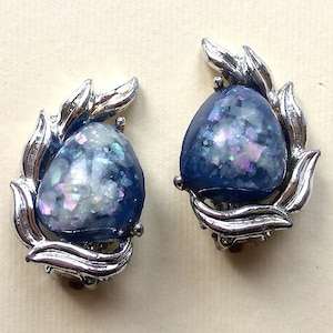 Vintage earrings 1950s. Blue moonglow thermoset confetti and silver tone metal leaves clip on earrings. Original from 50s – cod. A445b
