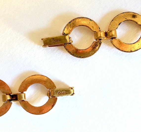 Vintage set by CORO. Small gold tone metal hoop m… - image 10
