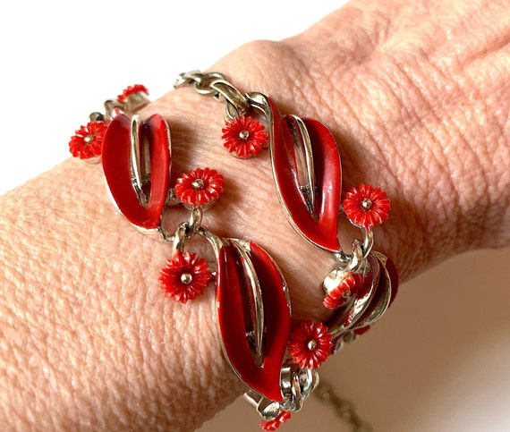Vintage LISNER necklace. Red lucite small flowers… - image 7
