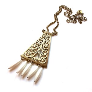 Collier pendentif LISNER vintage. Émail blanc, pendentifs en lucite blanche et pendentif trapèze en métal doré. Original des années 60-70 ! – la morue. A89