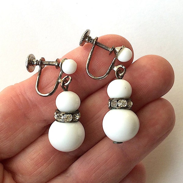 boucles d’oreilles vintage pendre. Perles blanches et strass clair rondelle en métal argenté ensemble visser boucles d’oreilles. Original 50s-60s - morue. A287c (A287c)