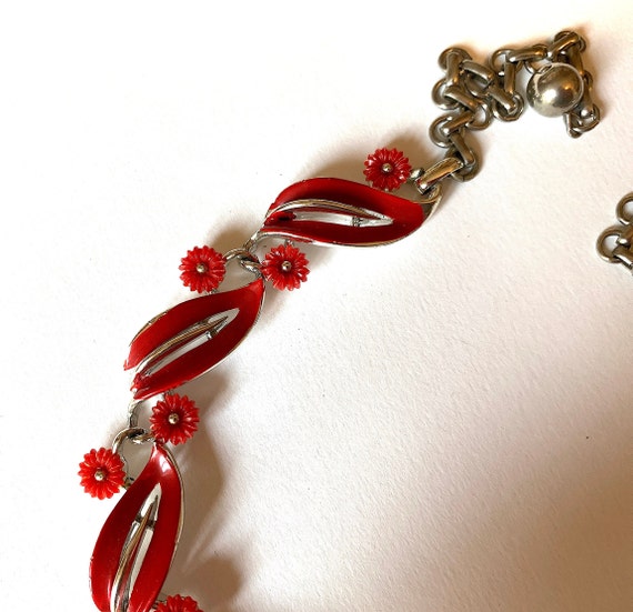 Vintage LISNER necklace. Red lucite small flowers… - image 4