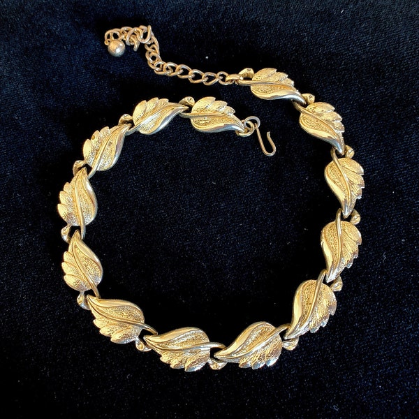 Vintage Pegasus CORO necklace. Textured light gold tone leaves choker. Pretty vegetal motif. Original 1950s – cod. A523g
