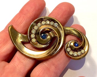 Vintage 1940s brooch. Clear and blue rhinestones gold tone metal set pin. Original 1940s - Cod. A360