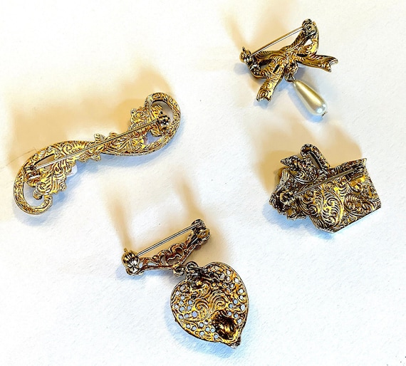 Broche Ancienne Vintage En Forme De Rose Filigrane Doré - Marque 1928, Occasion En Très Bon état