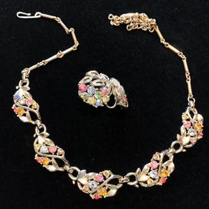Vintage LISNER parure. Necklace and earrings set with small leaves motif and multicolored rhinestones. Original from the 50s! – cod. A583a