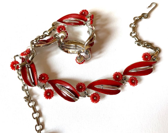 Vintage LISNER necklace. Red lucite small flowers… - image 9