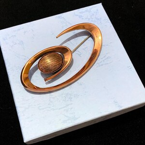 Broche Vintage Années 60 - Laiton Doré Avec Cabochon De Verre Abstrait (Occasion, Excellent état)