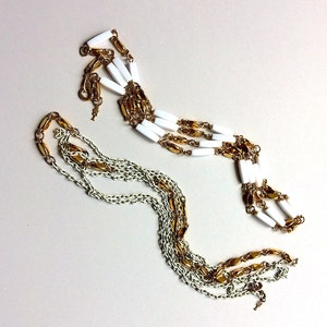 Vintage necklace by TRIFARI. White enamel and lucite gold tone metal chains. Original 1960s-70s! – cod. A425Bc+d