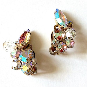 Brincos vintage da KRAMER. Brincos pendentes de pressão com strass Aurora Borealis em metal dourado. Original dos anos 50 – cod. A409b