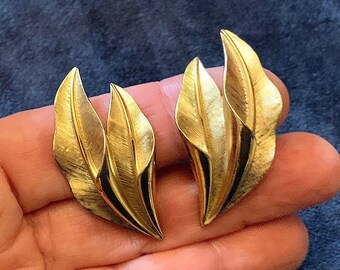 Pendientes Vintage Corona TRIFARI. Pendientes de clip de dos hojas de Trifanium en tono dorado texturizado. Original años 60 - bacalao A575d