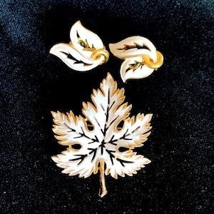 Vintage set by TRIFARI. Brooch and clip on earrings in leaf shape white enamel and gold tone tone Trifanium set. Original 60s - cod. A543Ad