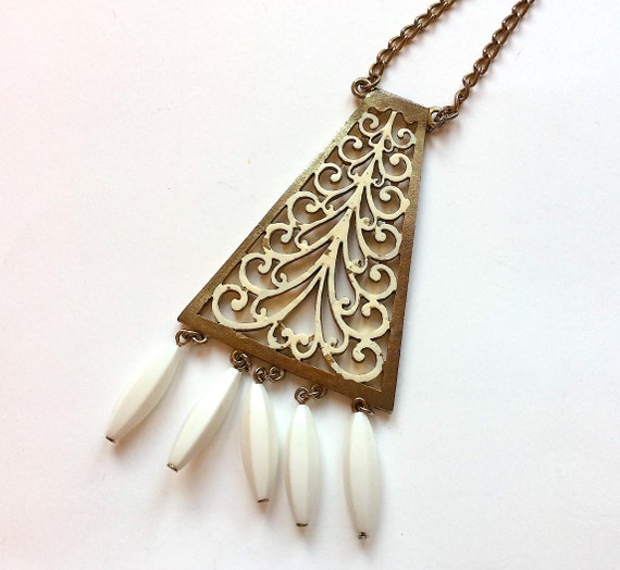 Vintage LISNER pendant necklace. White enamel, wh… - image 3