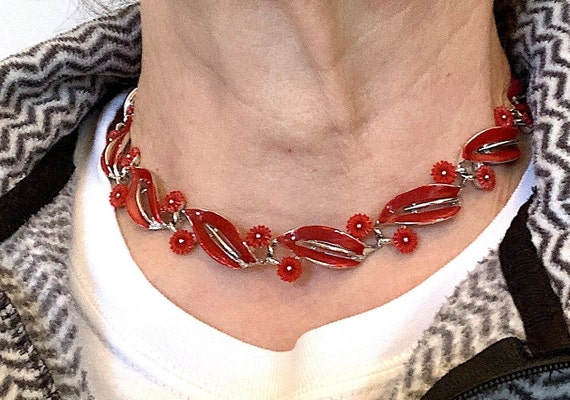 Vintage LISNER necklace. Red lucite small flowers… - image 2