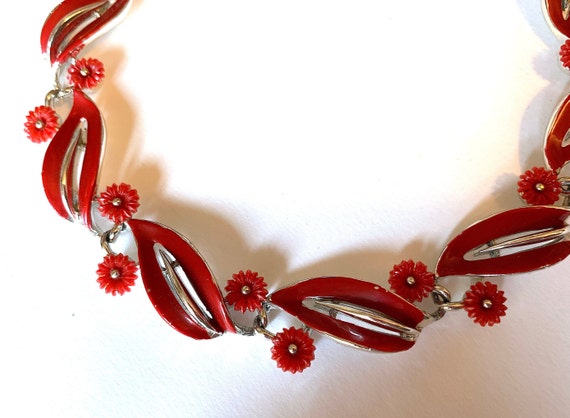 Vintage LISNER necklace. Red lucite small flowers… - image 5