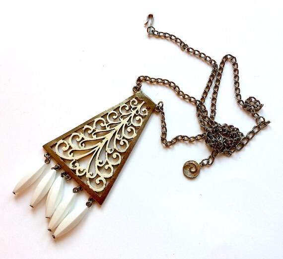 Vintage LISNER pendant necklace. White enamel, wh… - image 8