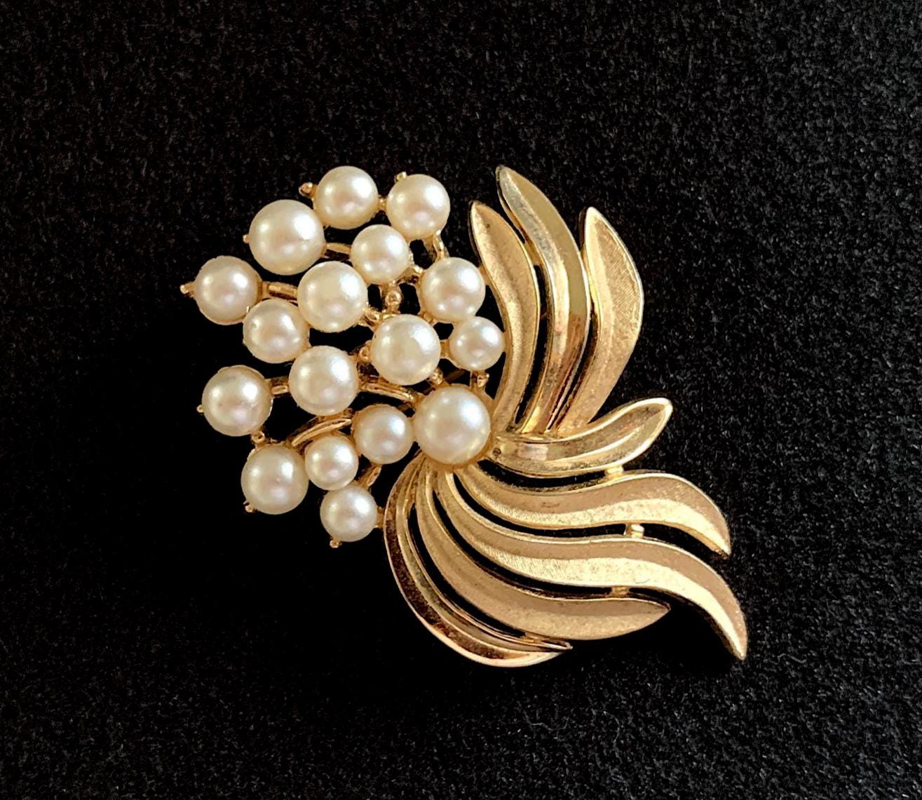 ＊Trifariトリファリ＊金色の葉に沢山のパール超美品イヤリング