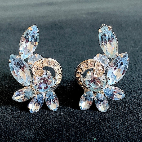 Vintage earrings signed WEISS. Pale blue navette and clear round rhinestones clip on earrings silver metal set. Originals 1950s - cod. A511p