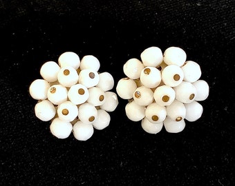 Vintage signed LAGUNA earrings. Cluster clip on earrings with white glass beads. Originals from the 50s – cod. A447Bd
