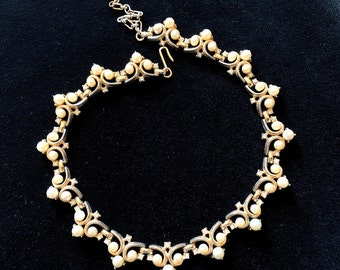 Collana vintage firmata TRIFARI. Collier in Trifanium tono oro con perle simulate e strass chiari. Orig. Alfred Philippe 1953 – Cod A576g
