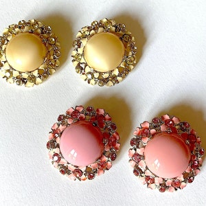 Original vintage earrings. Clip on earrings in metal, acrylic material, rhinestones, enamel. Pink and cream. Originals 1950s - cod. A511b