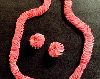 Conjunto de collar y pendientes Vintage Crown TRIFARI 'Chips' de acrílico rosa, años 60 – cód. A600q