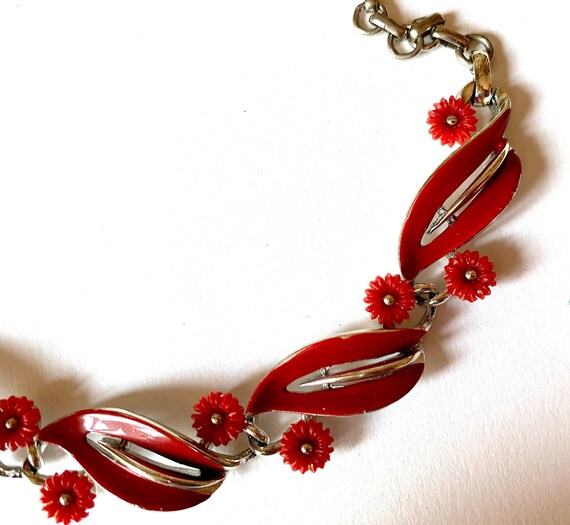 Vintage LISNER necklace. Red lucite small flowers… - image 6