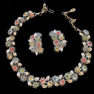 Superb LISNER vintage parure! White enamel and pastel rhinestones chocker and earrings. Sweet flower set! Original 50&#39;s!! – cod. A308