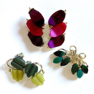 Vintage Lucite Ohrringe. Clip on Blatt und geometrische Ohrringe in Grün- und Lilatönen. Original 1950er-60er Jahre! – Kabeljau. A520b