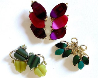 Vintage lucite earrings. Clip on leaf and geometric earrings in green and purple shades. Original 1950s-60s! – cod. A520b