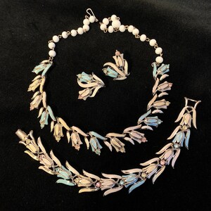 Vintage CORO set. Necklace, bracelet, earrings with pastel colors enamel tulips and rhinestones gold metal set. Original 50s! – cod. A524