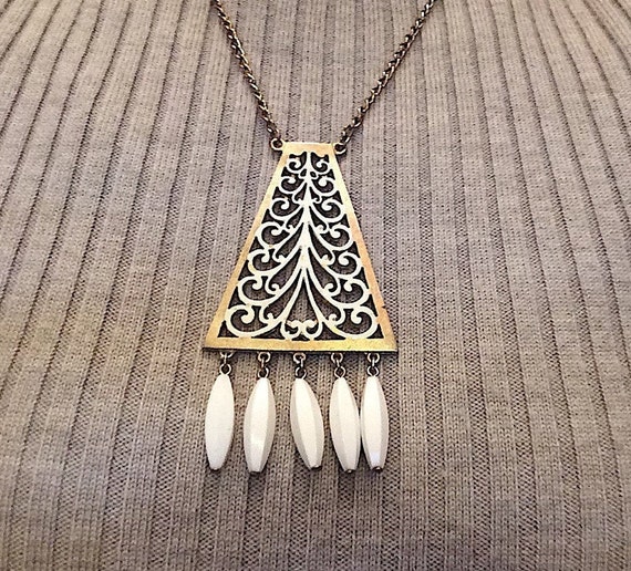 Vintage LISNER pendant necklace. White enamel, wh… - image 7