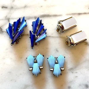 Vintage Lucite Ohrringe. Gemusterte Lucite Ohrclips in Weiß und Blau. Original 1950er-60er Jahre! – Kabeljau. A520c