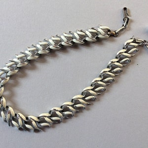 Vintage necklace by CORO. Leaflets geometric white enamel motif  choker. Original from the second half of 1950s! – cod. A282a