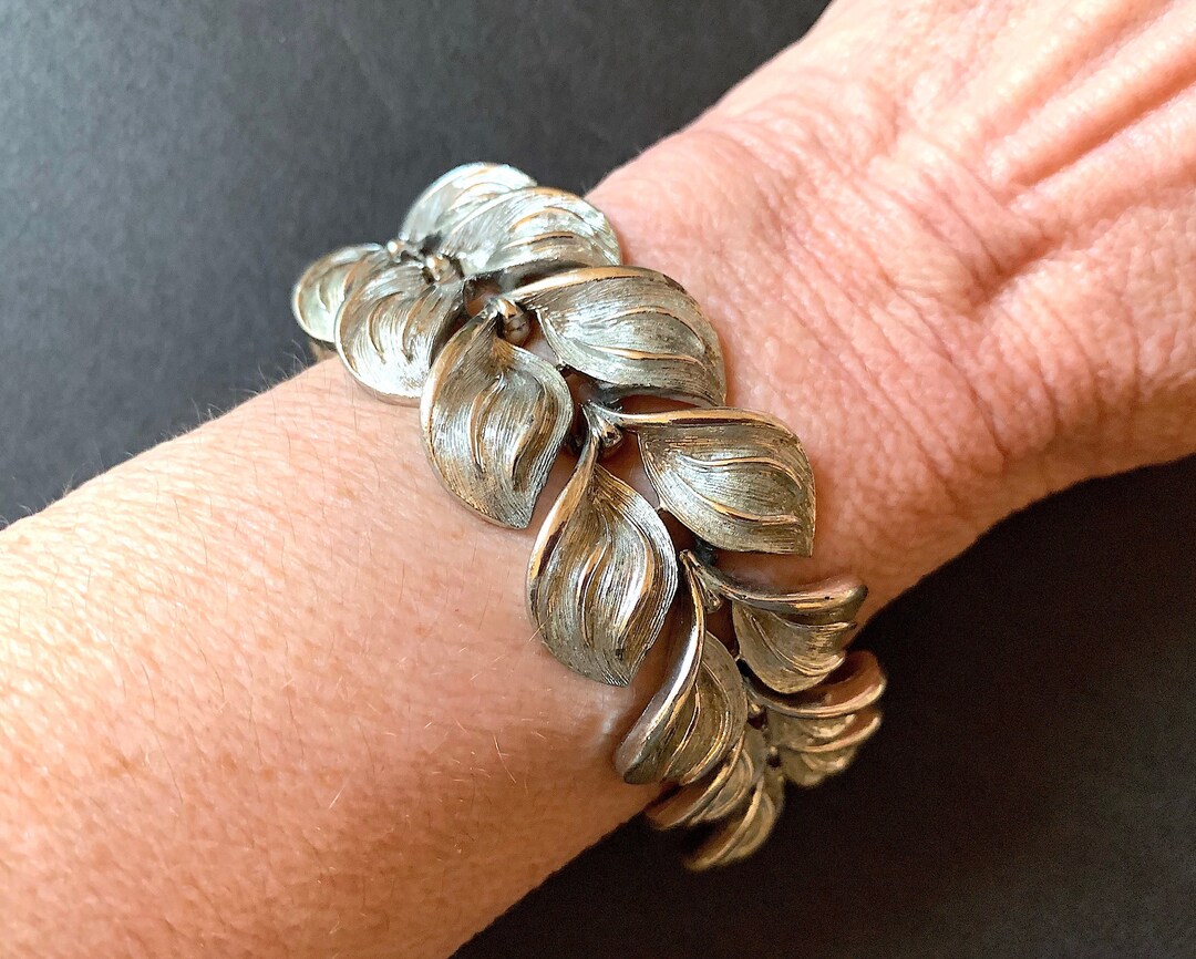 Vintage Bracelet Pegasus CORO. Silver Tone Metal Leaves