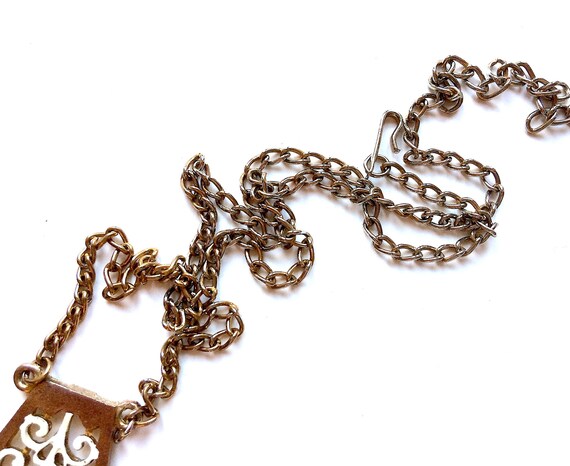Vintage LISNER pendant necklace. White enamel, wh… - image 4
