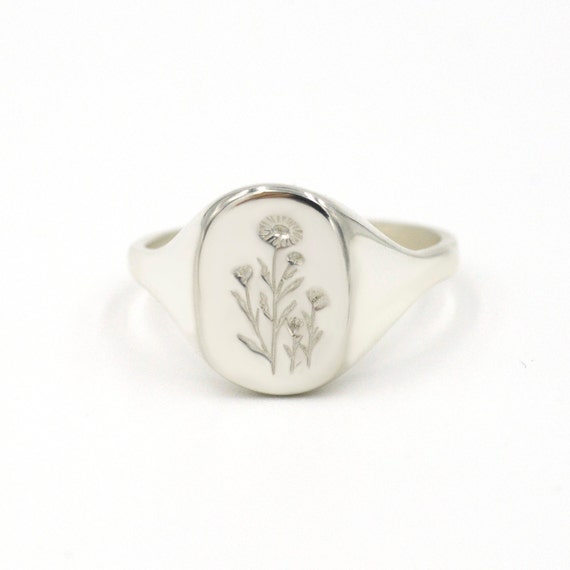 Daisy signet ring deals