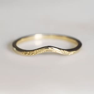 Curved Leafy Band