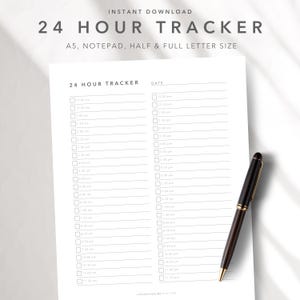 Puede incluir: Un rastreador de 24 horas imprimible en blanco con el texto "24 HOUR TRACKER" y "A5, NOTEPAD, HALF & FULL LETTER SIZE". Un bolígrafo negro y dorado descansa sobre la página. El rastreador incluye franjas horarias de 12:00 a 23:30.