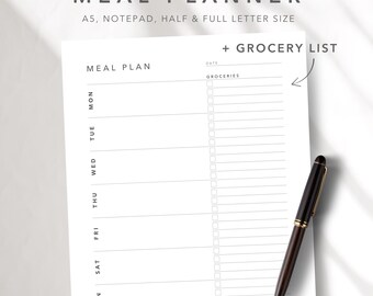 以下が含まれることがあります： 「MEAL PLANNER」と「+ GROCERY LIST」の文字が入った白い食事プランナー。プランナーには、各曜日のセクションと買い物リストが含まれています。黒と金のペンがプランナーの右側に置かれています。