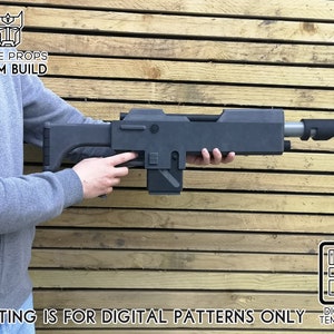 Puede incluir: Una plantilla digital para una construcci&oacute;n de espuma de un rifle futurista negro. La oferta es solo para patrones digitales.  "PRIME PROPS FOAM BUILD" est&aacute; impreso en la imagen.