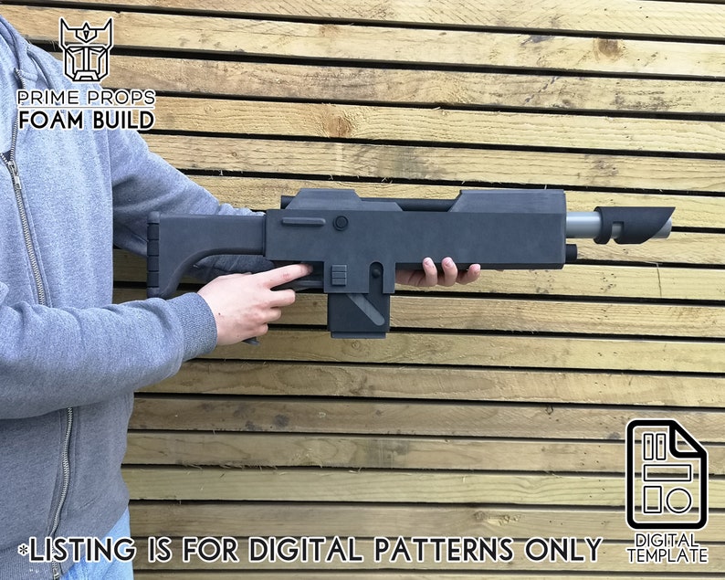 Puede incluir: Una plantilla digital para una construcci&oacute;n de espuma de un rifle futurista negro. La oferta es solo para patrones digitales.  "PRIME PROPS FOAM BUILD" est&aacute; impreso en la imagen.