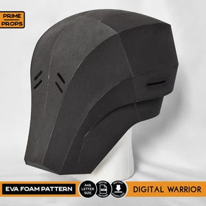 Puede incluir: Un casco negro de espuma EVA, exhibido sobre una cabeza de maniquí blanca. El casco tiene un diseño geométrico con paneles angulados y pequeños cortes tipo ventilación. El texto en la imagen dice "EVA FOAM PATTERN" y "DIGITAL WARRIOR".
