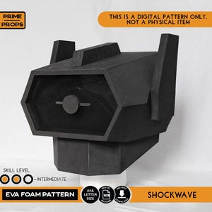 Op de afbeelding: Een zwart EVA-schuim helmmodel met een zeshoekige voorplaat, een centraal rond oog en gaasdetails. De afbeelding bevat de tekst: PRIME PROPS, THIS IS A DIGITAL PATTERN ONLY, NOT A PHYSICAL ITEM, SKILL LEVEL INTERMEDIATE, SHOCKWAVE.