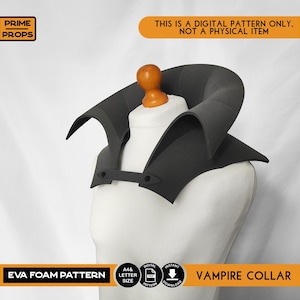 Könnte beinhalten: Ein schwarzer Vampirkragen aus EVA-Schaum auf einem weißen Schaufensterpuppenkopf. Der Kragen hat ein breites, geschwungenes Design mit spitzen Kanten. Das Bild enthält den Text "EVA FOAM PATTERN" und "VAMPIRE COLLAR".