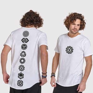 Pode incluir: Camiseta branca com s&iacute;mbolos de chakras pretos impressos na frente e nas costas. As costas apresentam os sete chakras, enquanto a frente apresenta o chakra sacral.