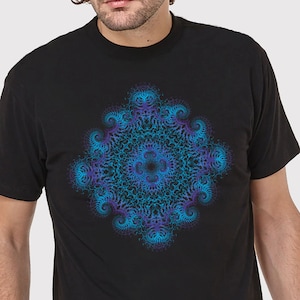 Puede incluir: Una camiseta negra con un diseño de mandala azul y morado.