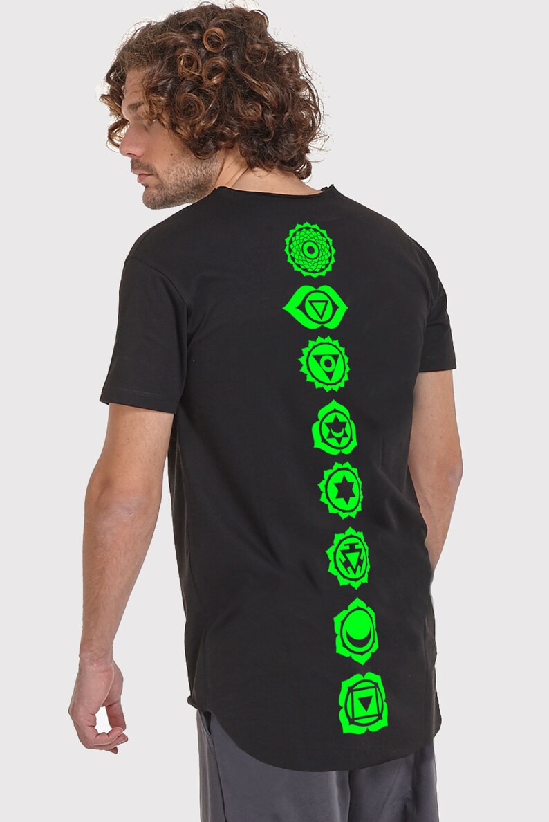 Pode incluir: Camiseta preta com uma estampa verde dos sete chakras nas costas.