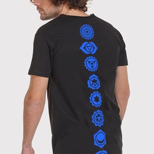 Pode incluir: Camiseta preta de manga comprida com uma fileira vertical de s&iacute;mbolos de chakras azuis impressos nas costas.